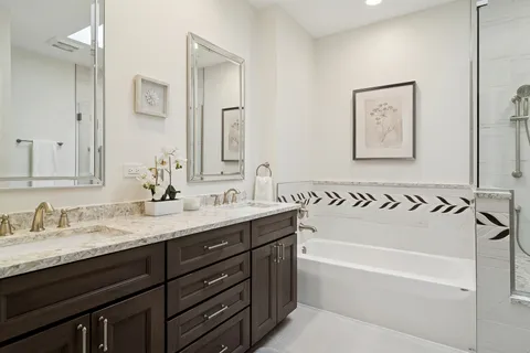 $399,900 | 20 Trafalgar Square, Unit 401, Lincolnshire, IL 60069