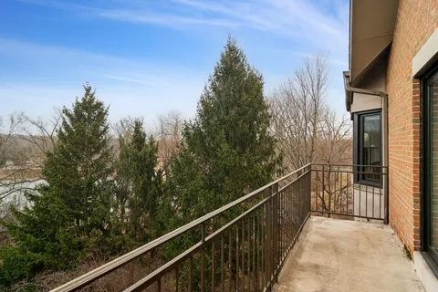 $399,900 | 20 Trafalgar Square, Unit 401, Lincolnshire, IL 60069