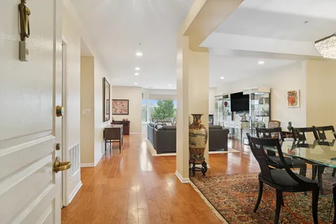 $399,900 | 20 Trafalgar Square, Unit 401, Lincolnshire, IL 60069