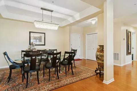 $399,900 | 20 Trafalgar Square, Unit 401, Lincolnshire, IL 60069