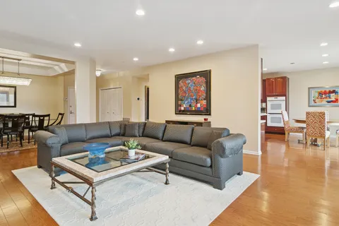 $399,900 | 20 Trafalgar Square, Unit 401, Lincolnshire, IL 60069