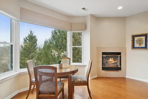 $399,900 | 20 Trafalgar Square, Unit 401, Lincolnshire, IL 60069