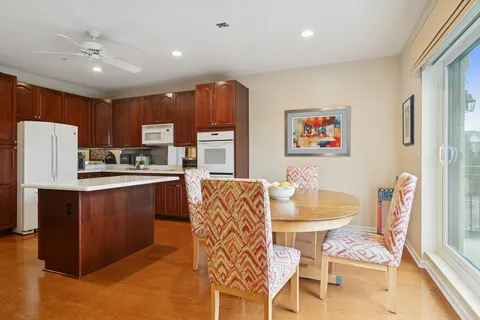 $399,900 | 20 Trafalgar Square, Unit 401, Lincolnshire, IL 60069