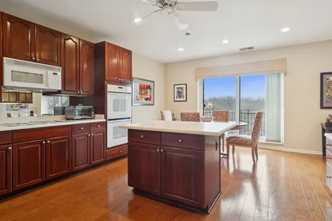 $399,900 | 20 Trafalgar Square, Unit 401, Lincolnshire, IL 60069