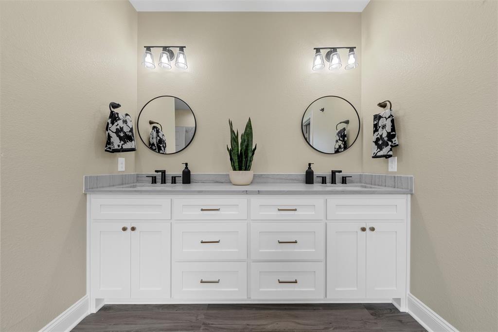 929 Northern Dancer Drive Hewitt, TX 76643 - Photo 18 of 36 a bathroom with a sink and a large mirror