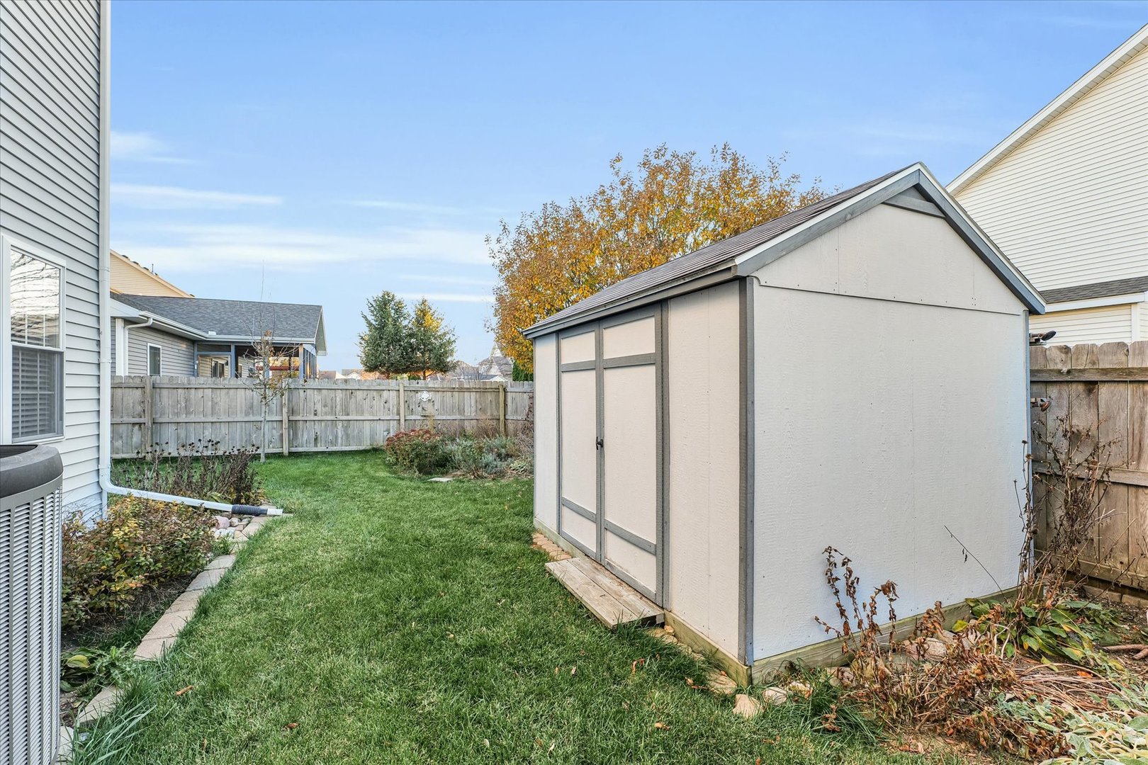 1330 West Ridge Lane Champaign, IL 61822 - Photo 32 of 39 a backyard of a house with lots of green space
