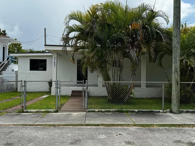 a view of a backyard with plants