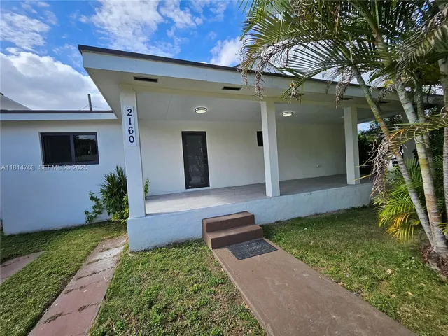 a view of a back yard
