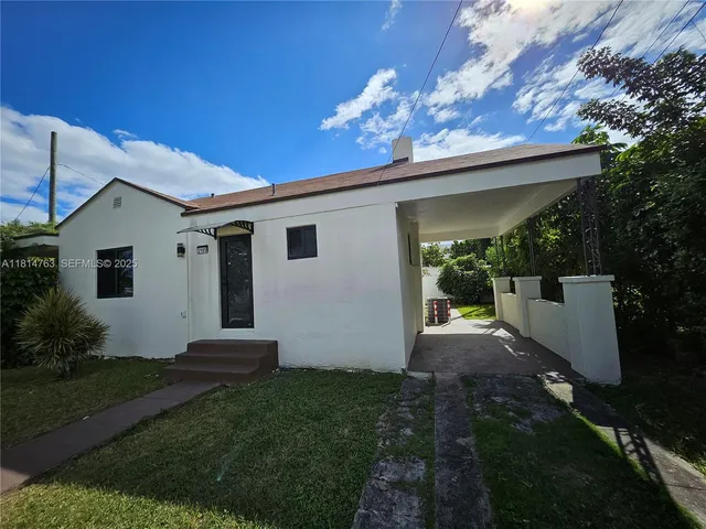 a view of a house with backyard and garden