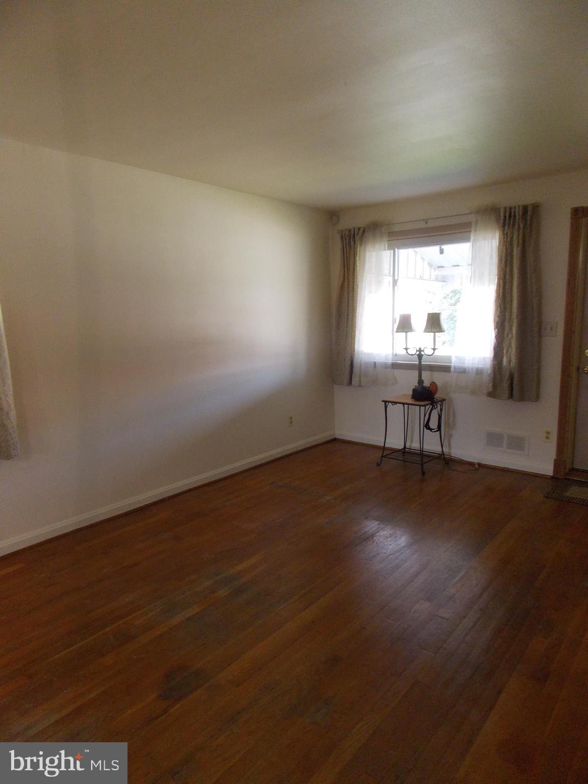 7713 Wynbrook Road Baltimore, MD 21224 - Photo 7 of 18 Lot's of natural light