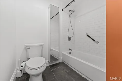 $1,950 | 2014 James Street, Unit B, St. Louis, MO 63104