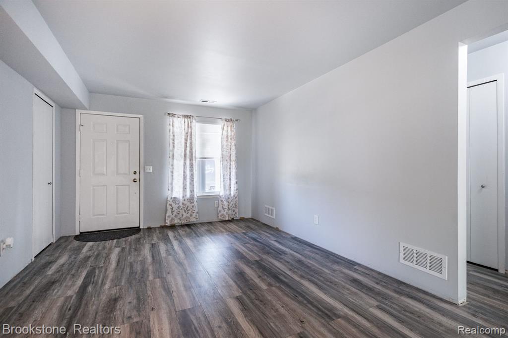 1626 Emerson Circle Rochester Hills, MI 48307 - Photo 4 of 24