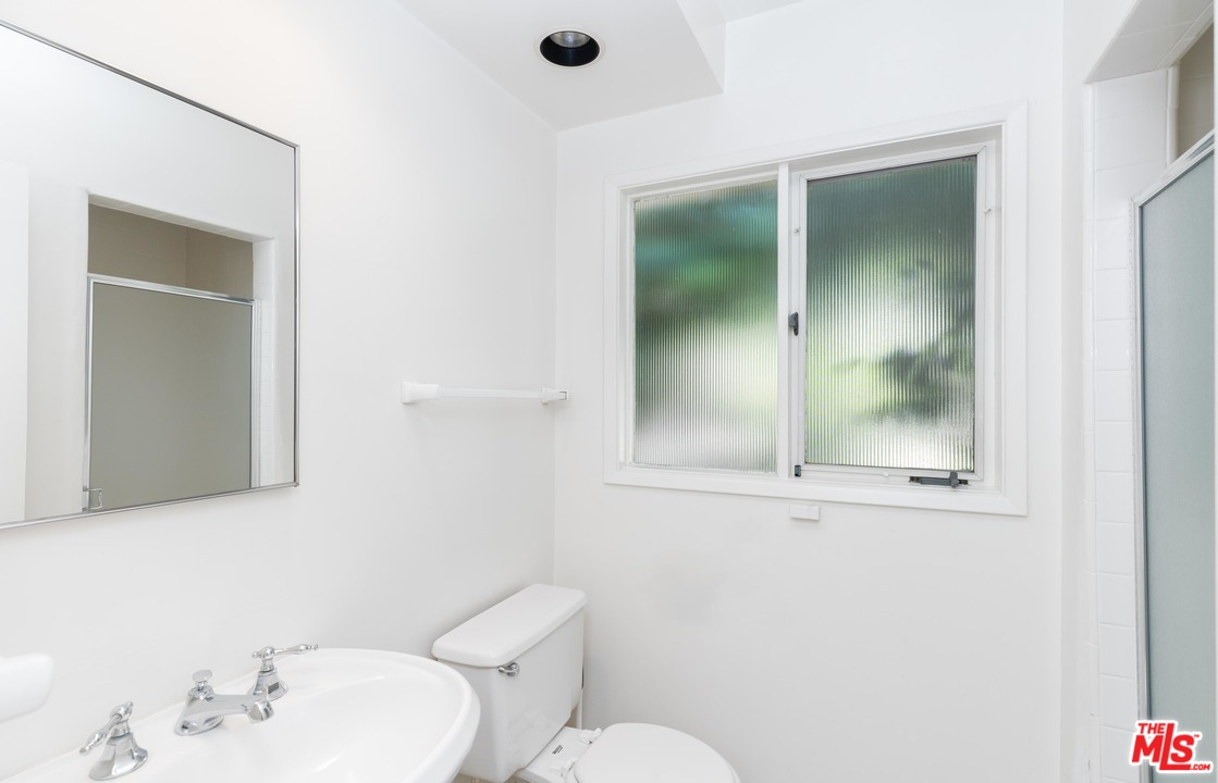 1715 Roscomare Road Los Angeles, CA 90077 - Photo 26 of 27