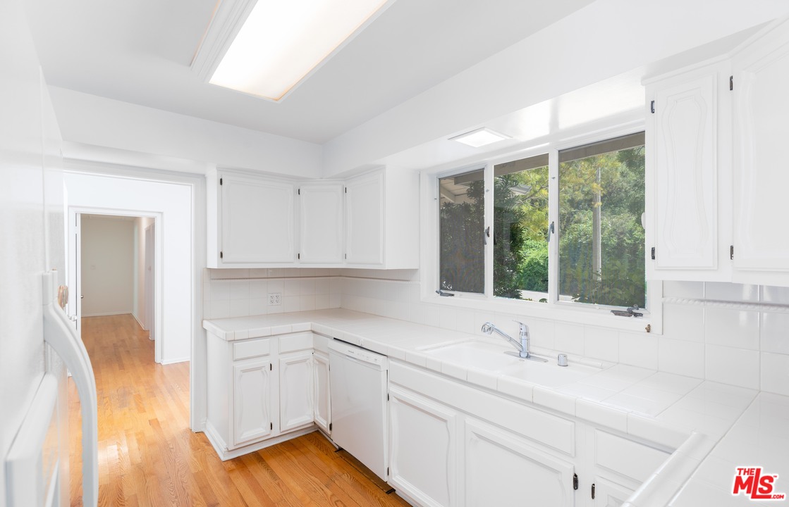 1715 Roscomare Road Los Angeles, CA 90077 - Photo 8 of 27