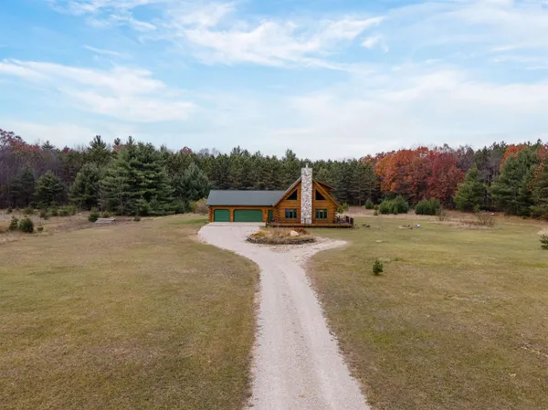 $749,900 | N9170 Pagel Road, Iola, WI 54945