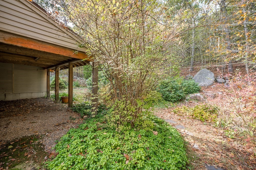 10 Hidden Ledge Road Manchester, MA 01944 - Photo 28 of 40 a backyard of a house with lots of green space