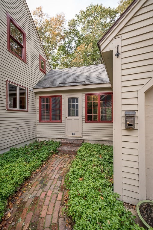 10 Hidden Ledge Road Manchester, MA 01944 - Photo 4 of 40 a view of a back yard of the house
