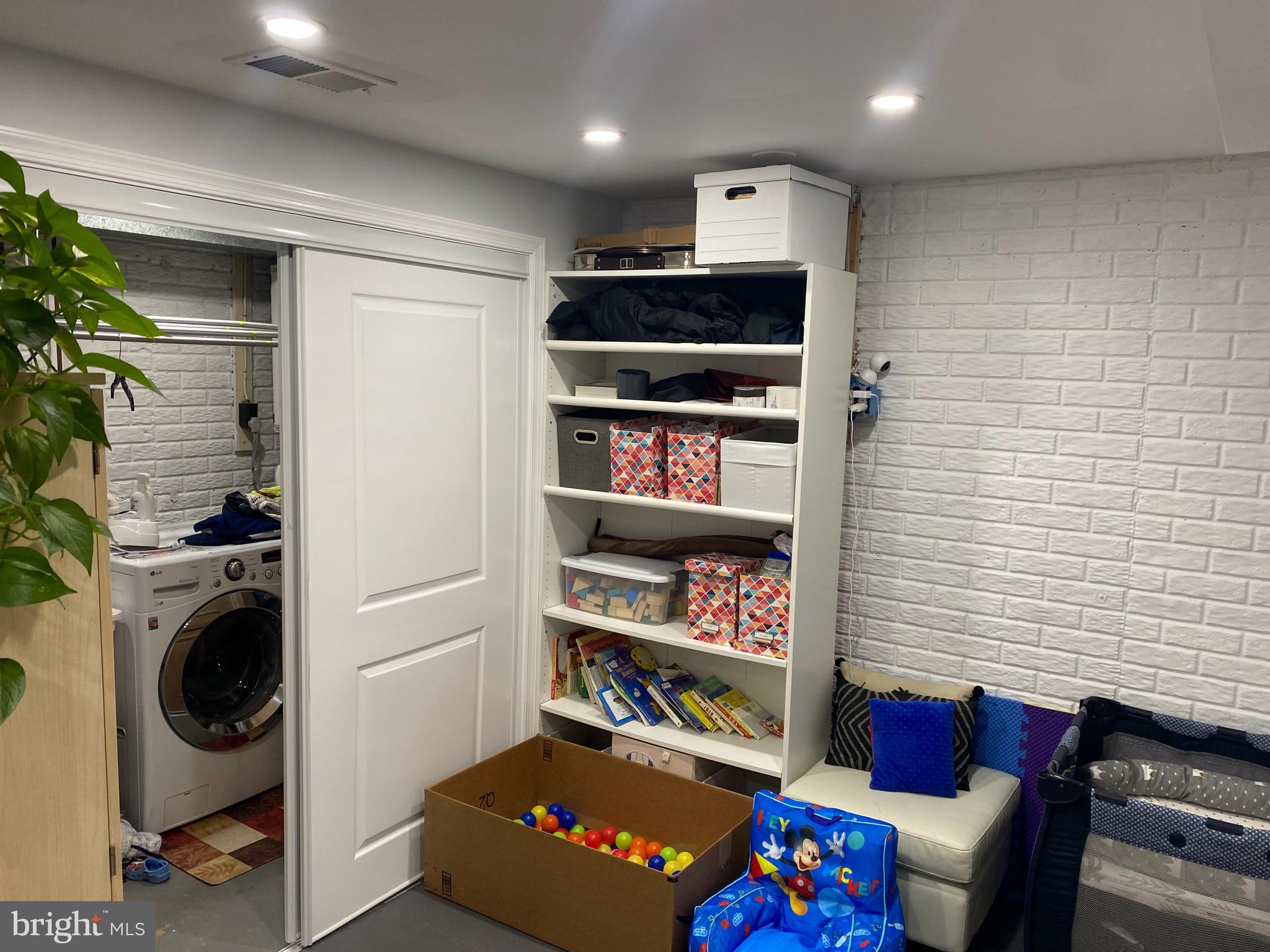 8523 Gambel Oak Drive Springfield, VA 22153 - Photo 9 of 41 a living room with furniture and a book shelf