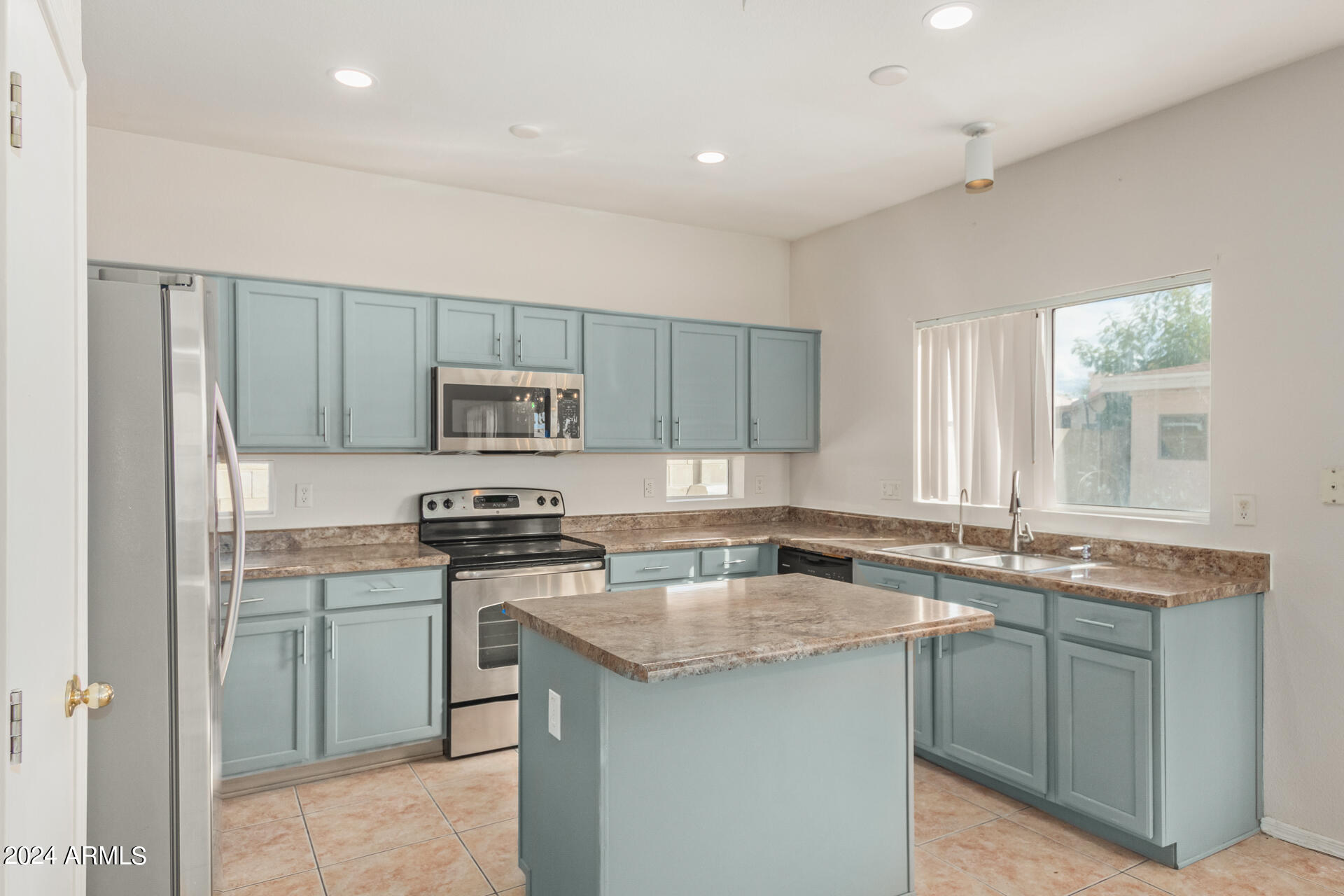 9015 West Monte Vista Road Phoenix, AZ 85037 - Photo 10 of 40 Kitchen