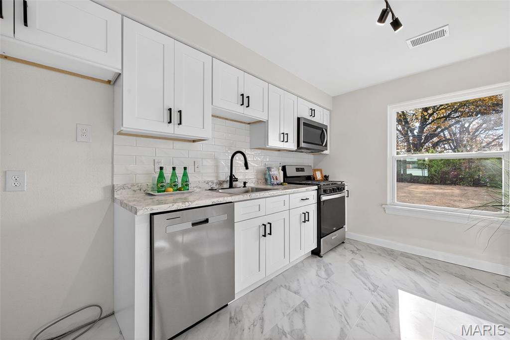 8408 Engler Avenue St. John, MO 63114 - Photo 11 of 32