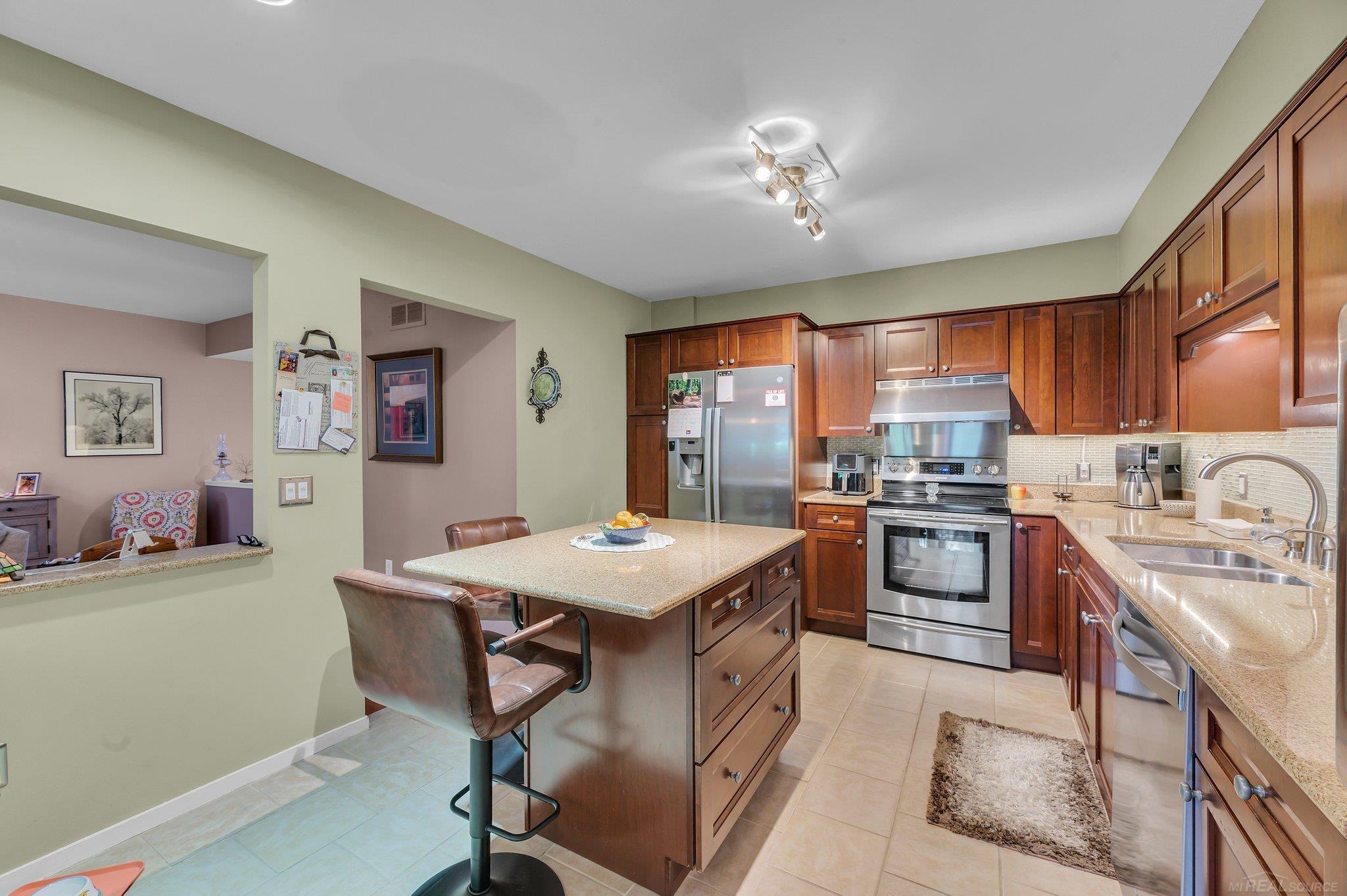 628 Ashley Circle Rochester Hills, MI 48307 - Photo 8 of 25