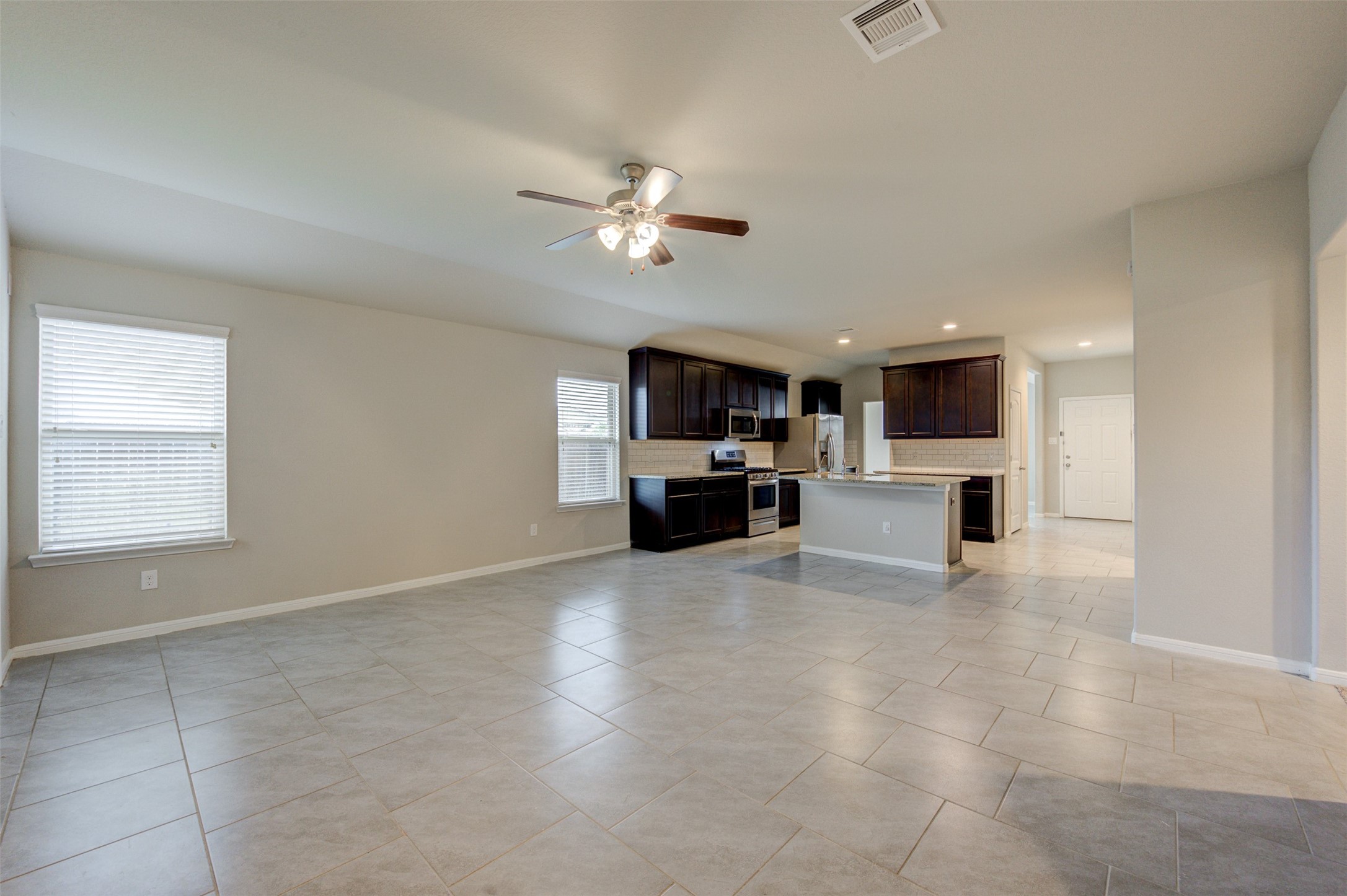 8002 Carillon Way Rosharon, TX 77583 - Photo 7 of 20