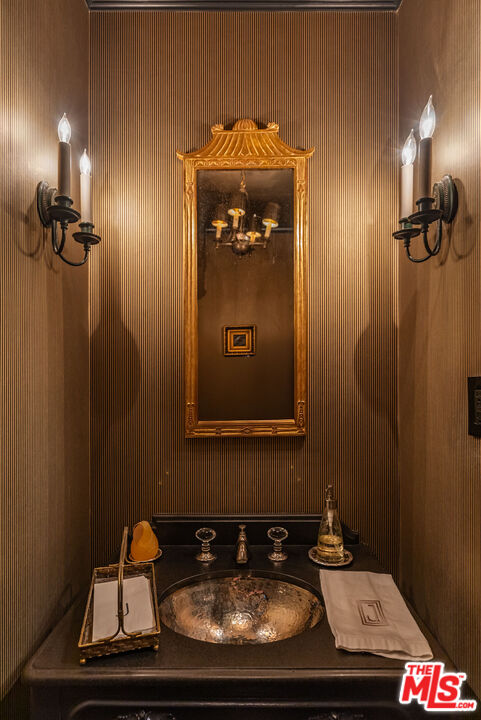 685 Elkins Road Los Angeles, CA 90049 - Photo 11 of 24 a bathroom with a sink and a mirror