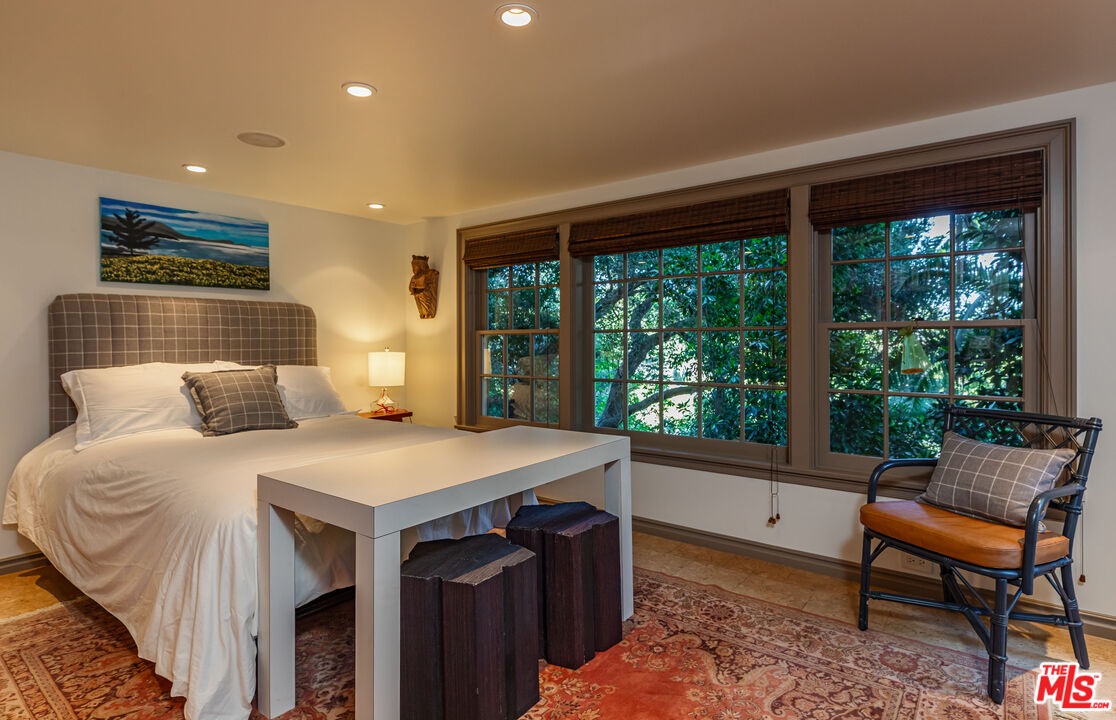 685 Elkins Road Los Angeles, CA 90049 - Photo 20 of 24 a room with a bed and a table