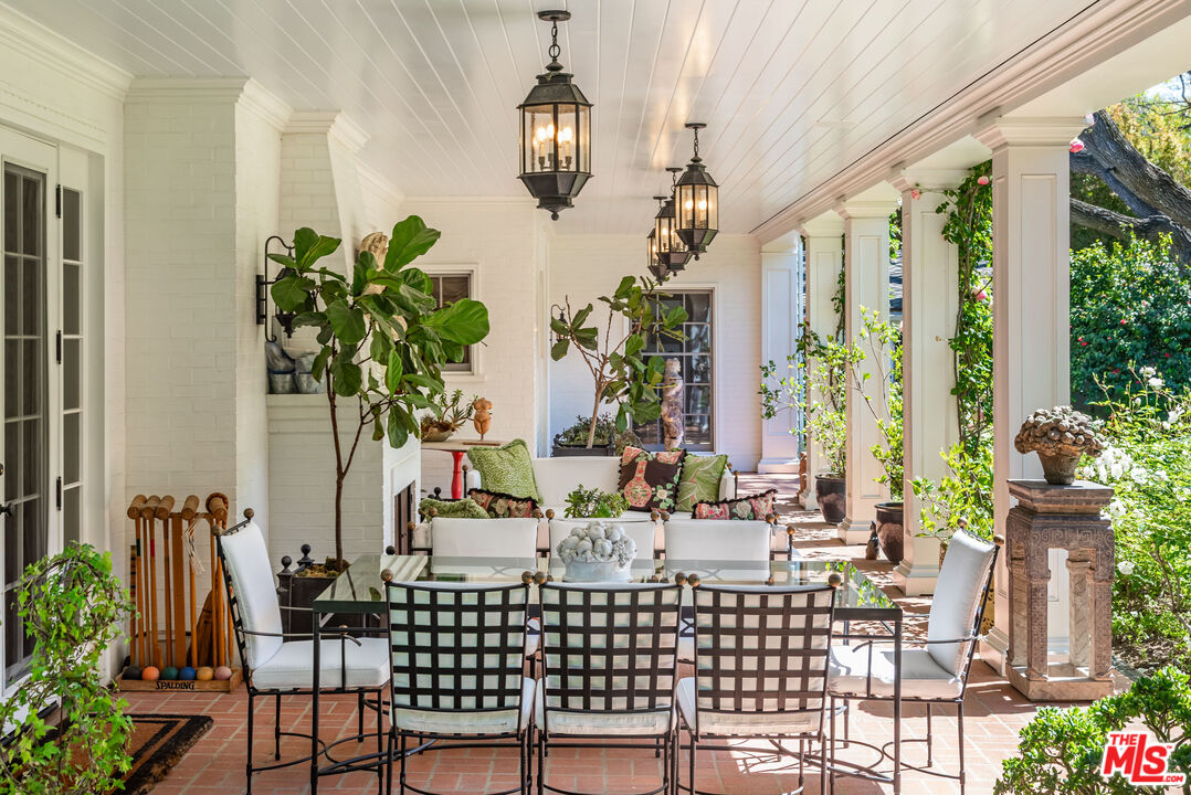 685 Elkins Road Los Angeles, CA 90049 - Photo 3 of 24 a view of an outdoor seating