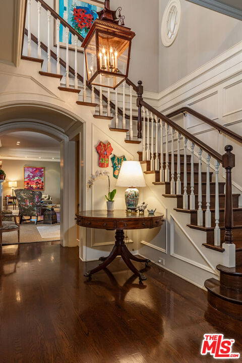 685 Elkins Road Los Angeles, CA 90049 - Photo 4 of 24 a living room with furniture