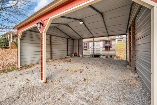 a view of a backyard