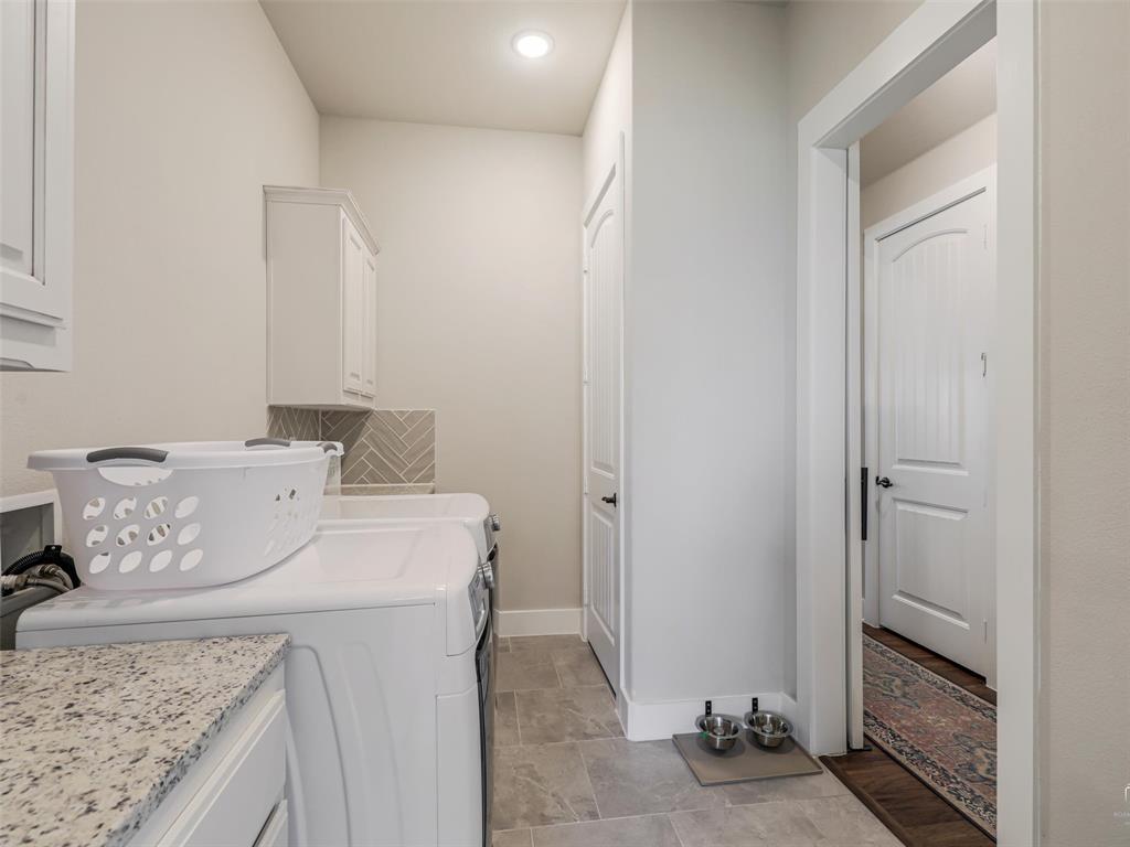 544 Majors Road Van Alstyne, TX 75495 - Photo 19 of 36 a utility room with dryer and washer