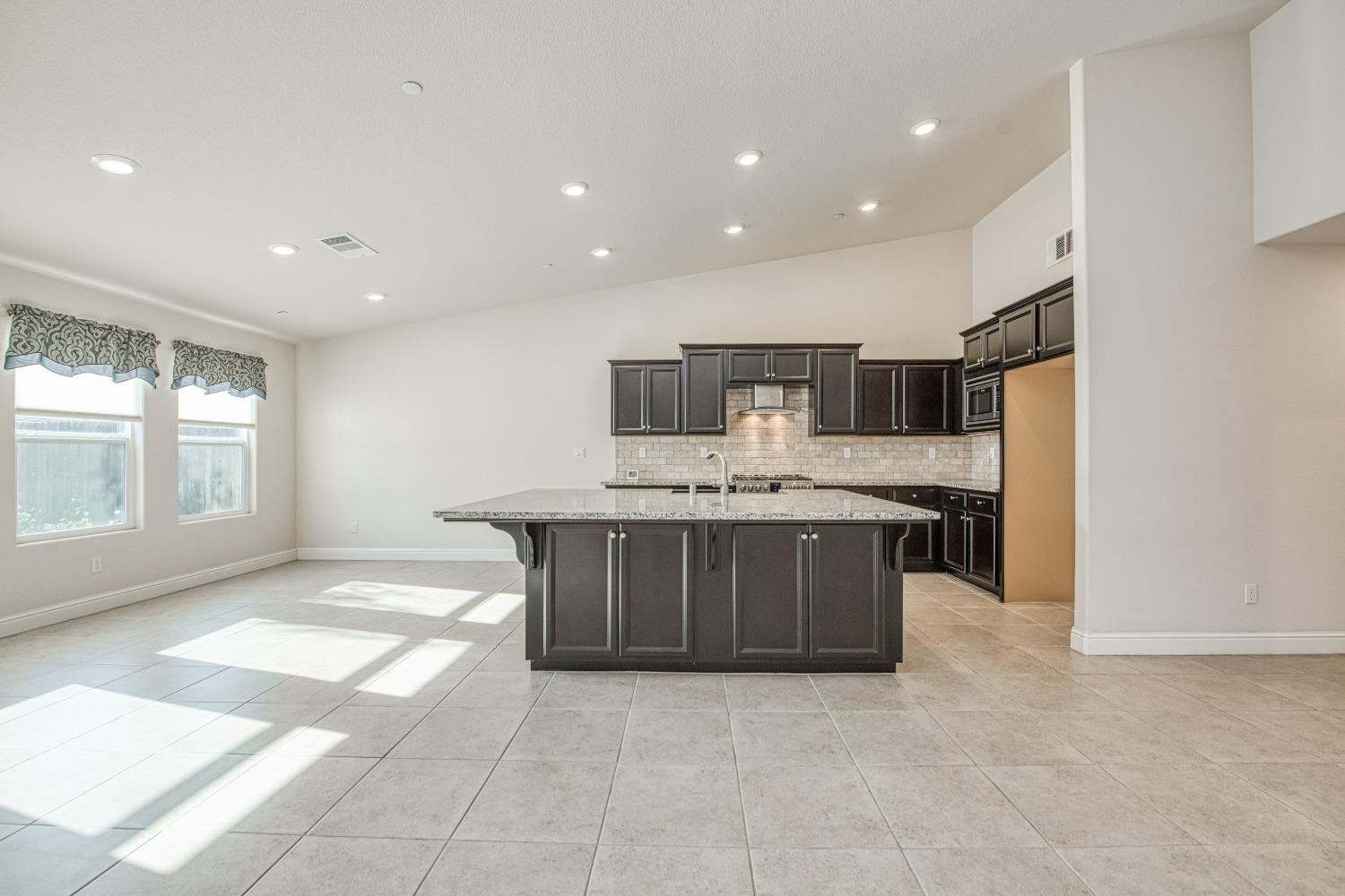 466 Cascade Way Madera, CA 93636 - Photo 6 of 34 Gallery Image 6