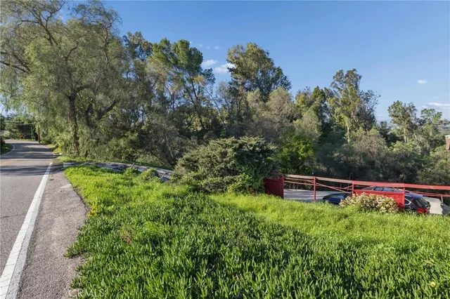 a house view with a outdoor space