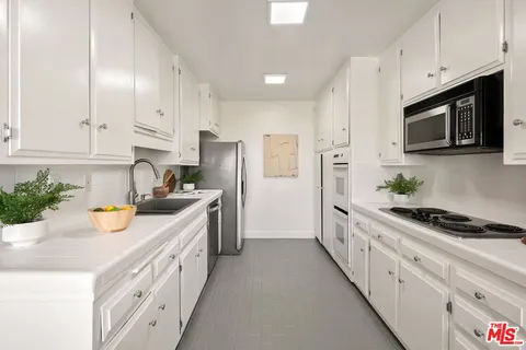 $999,000 | 10725 Ohio Avenue, Unit 2, Los Angeles, CA 90024