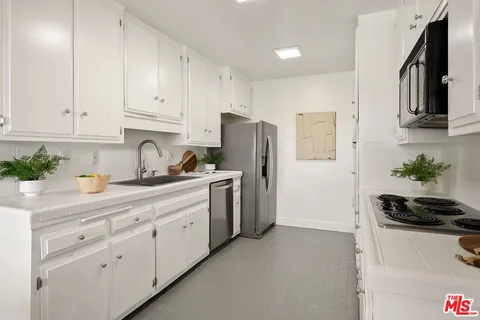 $999,000 | 10725 Ohio Avenue, Unit 2, Los Angeles, CA 90024