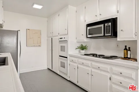 $999,000 | 10725 Ohio Avenue, Unit 2, Los Angeles, CA 90024