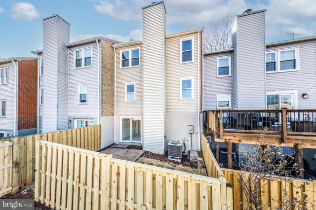 $469,900 | 982 Holborn Court, Sterling, VA 20164