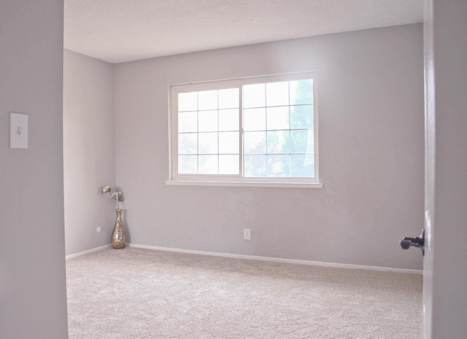 2320 Peach Avenue, Unit 4 Clovis, CA 93612 - Photo 8 of 14 an empty room with a window