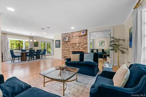 $2,048,000 | 5 Fox Lane, Locust Valley, NY 11560