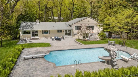 $2,048,000 | 5 Fox Lane, Locust Valley, NY 11560