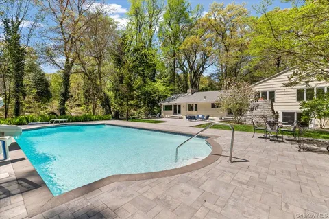 $2,048,000 | 5 Fox Lane, Locust Valley, NY 11560