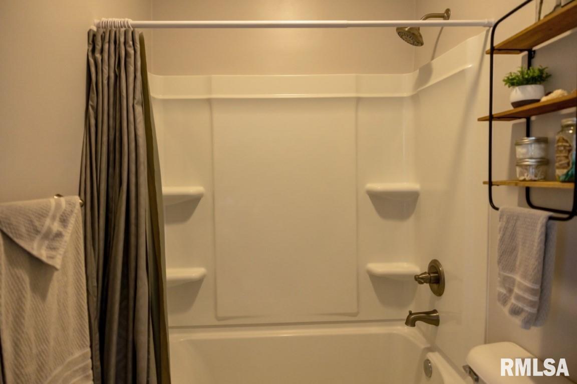 3415 Rockingham Road Davenport, IA 52802 - Photo 13 of 49 Gallery Image 13