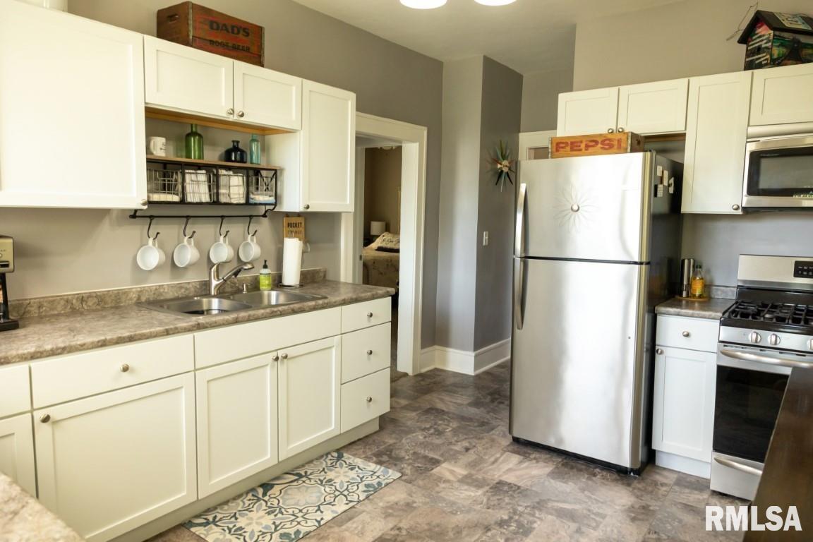 3415 Rockingham Road Davenport, IA 52802 - Photo 8 of 49 Gallery Image 8