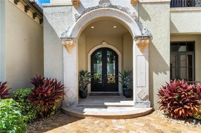 a view of a entrance of the house