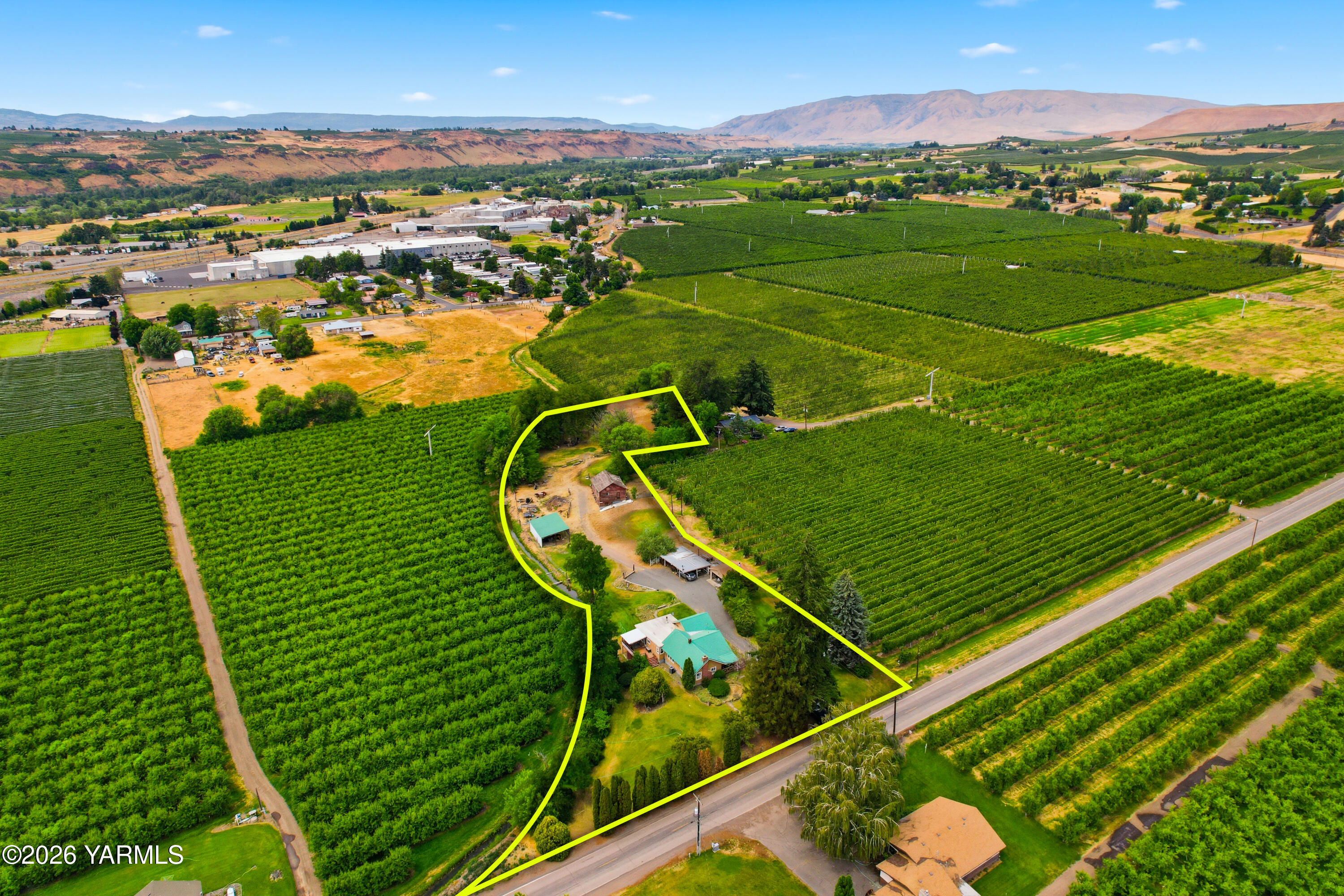 690 North Gleed Road Naches, WA 98937 - Photo 48 of 60 an aerial view of a football ground