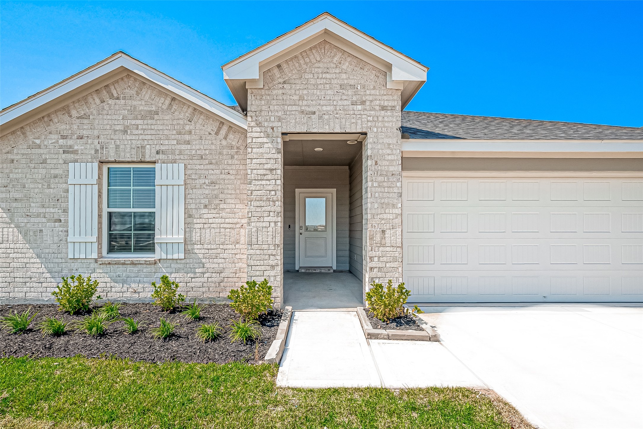 6108 Ryon Falls Drive Rosenberg, TX 77469 - Photo 5 of 39 a front view of a house with garden