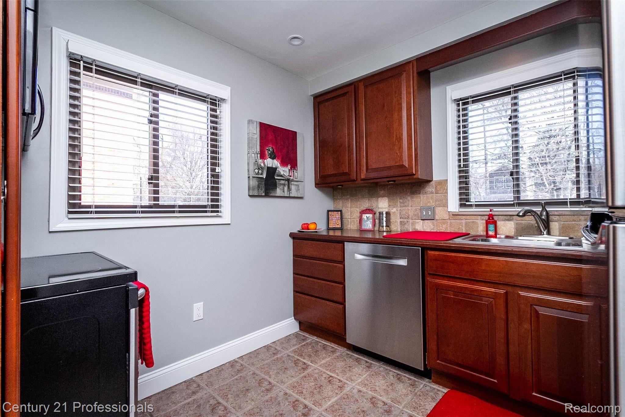 2530 Oliver Road Royal Oak, MI 48073 - Photo 9 of 58 9.jpg