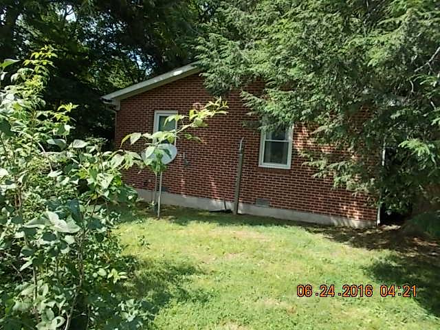 522 Bennett Hill Road Red Boiling Springs, TN 37150 - Photo 5 of 23 a backyard of a house with table and chairs