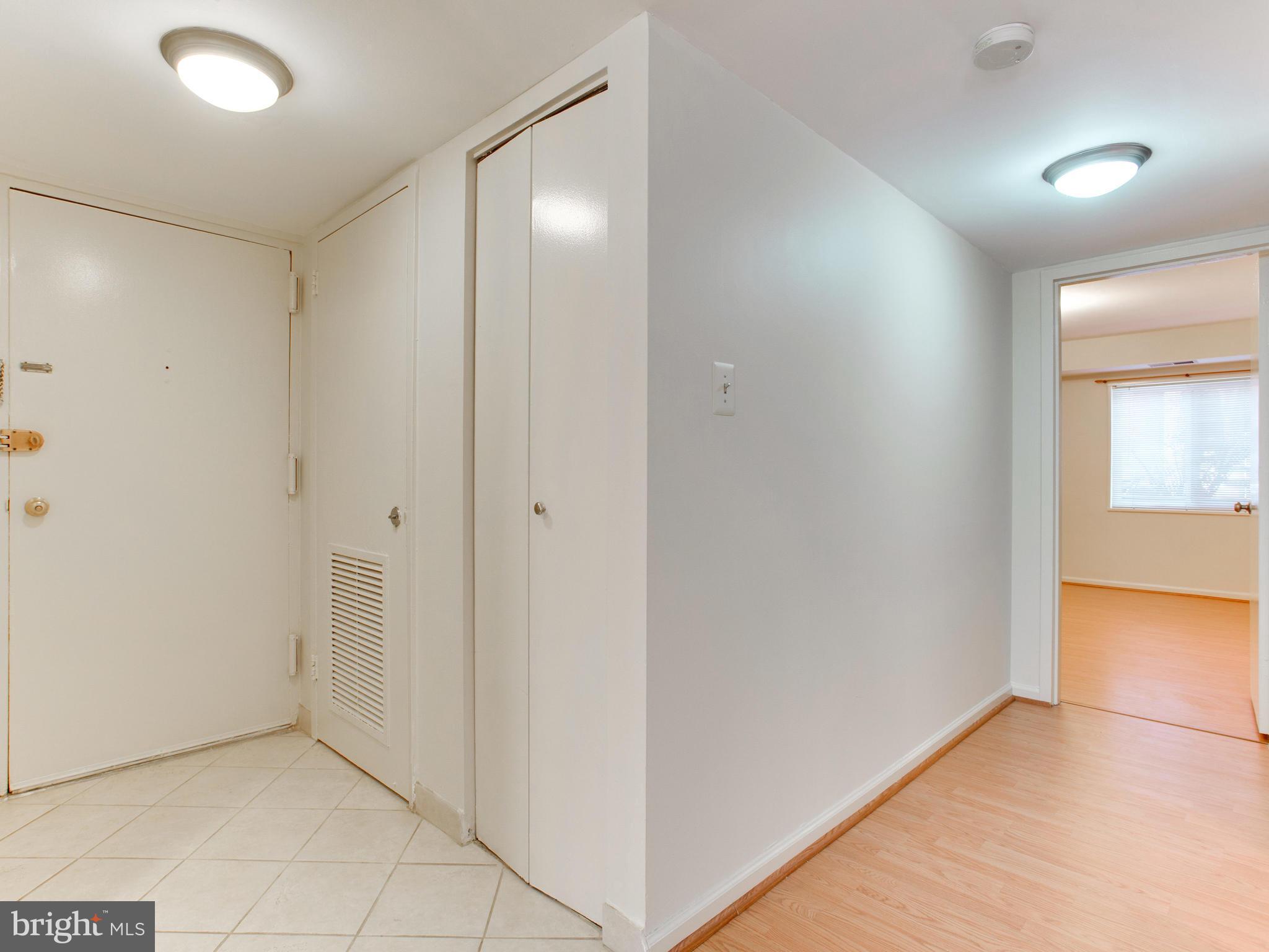 1523 Northgate Square, Unit 1B Reston, VA 20190 - Photo 4 of 30 Foyer Entrance